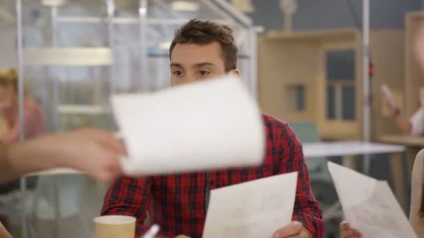 4K Happy jeune équipe créative d'affaires remue-méninges dans la réunion dans le bureau à la mode 