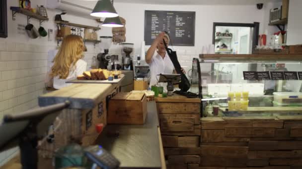 Travailleurs Joyeux Dans Café Portant Des Tabliers Préparant Pour Journée — Video