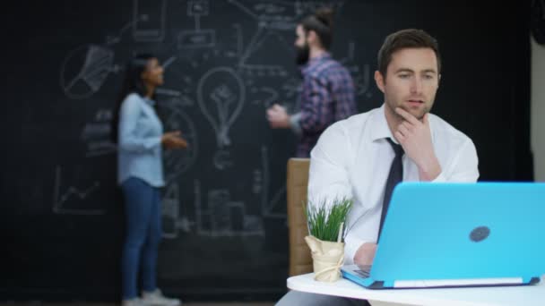 Grupo Empresarial Joven Emprendedor Que Trabaja Hace Una Lluvia Ideas — Vídeo de stock