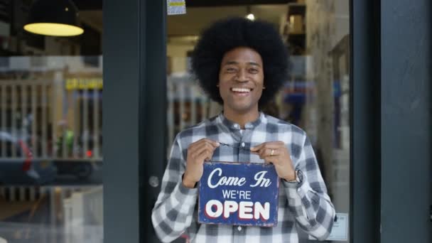 Szczęśliwy Właściciel Kawiarni Trzyma Znak Aby Pokazać Jest Otwarty Biznes — Wideo stockowe