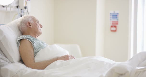 Caring Medicinsk Arbetare Sjukhus Att Prata Med Äldre Man Vid — Stockvideo