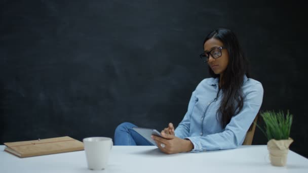 Portret Van Lachende Vrouw Met Behulp Van Tablet Leeg Schoolbord — Stockvideo