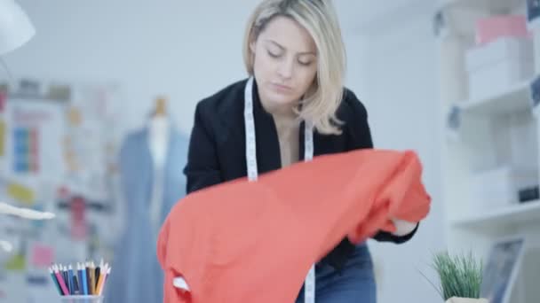 Dressmaker Trabajando Estudio Creando Nuevos Diseños — Vídeos de Stock