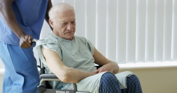Caring Pracownika Medycznego Mówiąc Słowa Komfortu Starszy Człowiek Wózku Inwalidzkim — Wideo stockowe