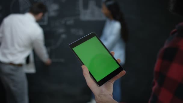 Młody Zespół Omawiając Uruchamiania Działalności Jeden Człowiek Trzymając Tablet Zielonego — Wideo stockowe