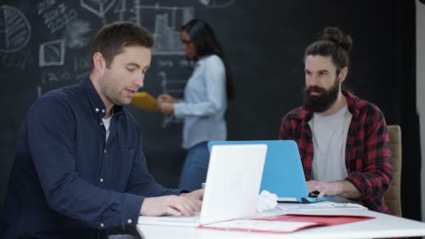 Equipo Profesional Joven Compañía Que Comienza Discutiendo Plan Negocio — Vídeo de stock