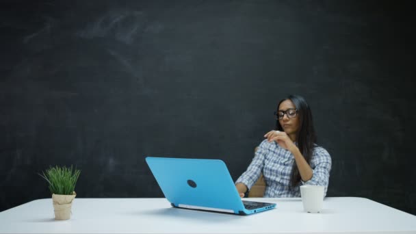 Mulher Trabalhando Laptop Procurando Inspiração Com Quadro Negro Fundo — Vídeo de Stock