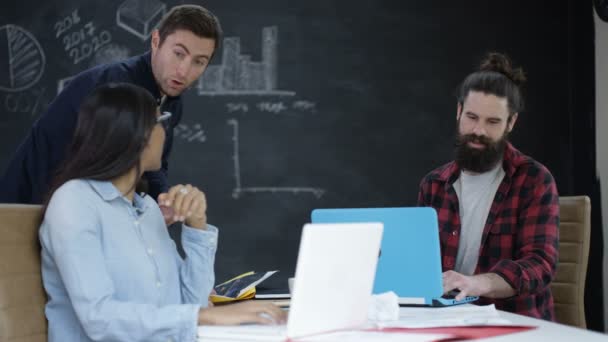 Equipo Young Startup Trabajando Juntos Discutiendo Plan Negocios — Vídeo de stock