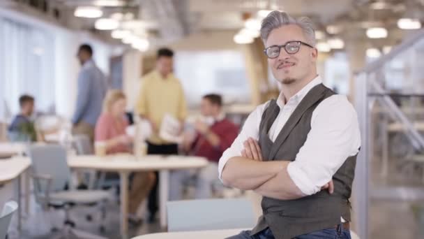 Porträt Eines Lächelnden Geschäftsführers Büro Mit Mitarbeitern Hintergrund — Stockvideo