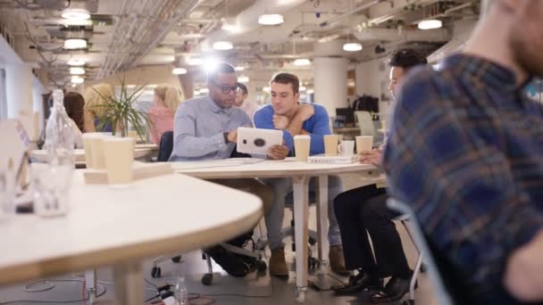 Grupo Profissional Olhando Para Tablet Computador Conversando Escritório Moderno — Vídeo de Stock