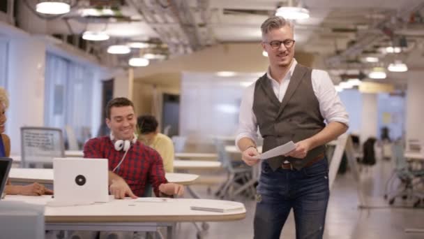 Empresário Adulto Médio Distribuindo Papéis Para Colegas Escritório Criativo Moderno — Vídeo de Stock