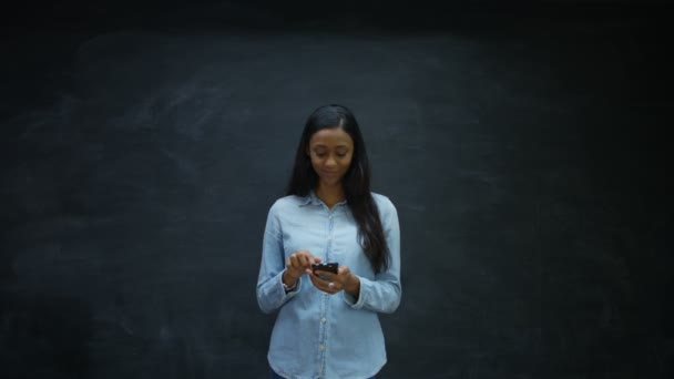 Retrato Mujer Sonriente Usando Teléfono Inteligente Sobre Fondo Pizarra — Vídeo de stock