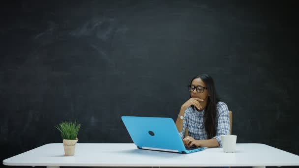 Vrouw Die Laptop Werkt Kijken Naar Schoolbord Achter Voor Inspiratie — Stockvideo