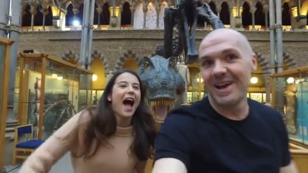 Família Feliz Divertindo Museu Gravação Vídeo — Vídeo de Stock