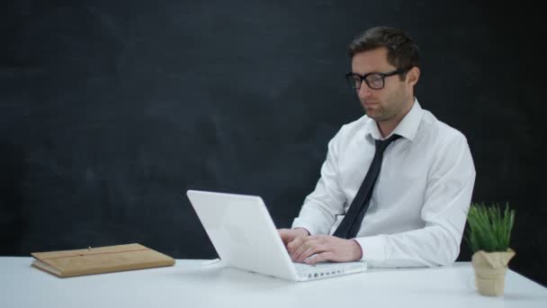 Peinzende Zakenman Die Laptop Met Schoolbord Achtergrond Werkt — Stockvideo