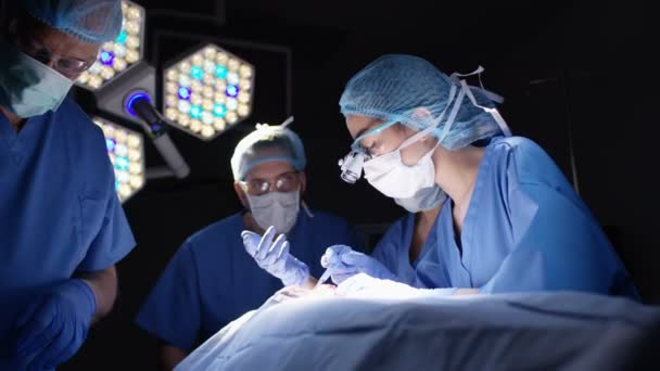 Equipe Cirurgiões Sala Operações Realizando Operação Paciente — Vídeo de Stock