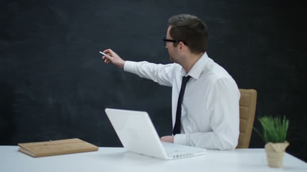 Geschäftsmann Mit Laptop Der Seine Hand Bewegt Als Würde Auf — Stockvideo