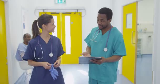 Χαρούμενος Συναδέλφους Στο Σύγχρονο Νοσοκομείο Κουβέντα Καθώς Περπατούν Μέσα Από — Αρχείο Βίντεο