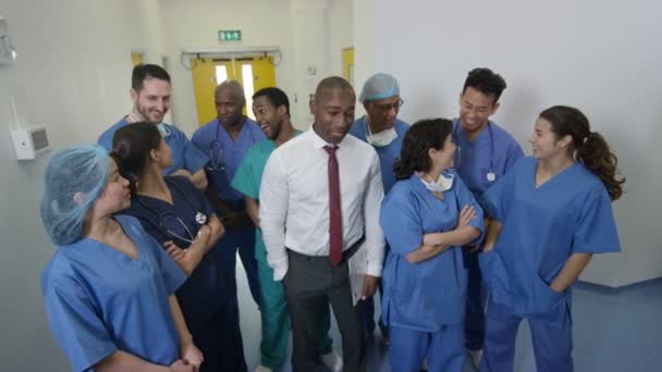 Retrato Sorrindo Equipe Médica Diversificada Hospital Moderno — Vídeo de Stock