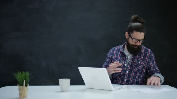 Homem Com Laptop Escrevendo Ideias Estragando Papel Jogando Câmera — Vídeo de Stock