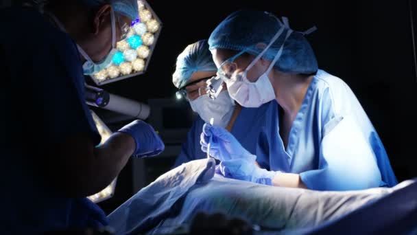 在手术室执行手术的外科医生团队 — 图库视频影像