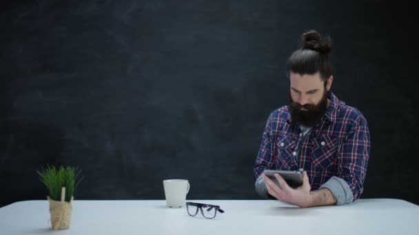 Portrait Homme Hipster Souriant Utilisant Une Tablette Ordinateur Sur Fond — Video