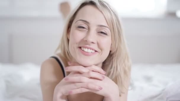 Mujer Atractiva Relajándose Casa Acostada Cama Sonriendo Cámara — Vídeos de Stock
