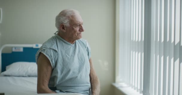 Anciano Sentado Cama Habitación Del Hospital Recibiendo Una Visita Una — Vídeo de stock