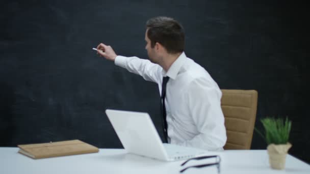 Empresário Com Laptop Movendo Mão Como Estivesse Escrevendo Desenhando Chalkboard — Vídeo de Stock