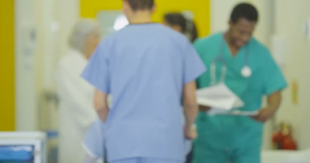 忙しいの近代的な病院で笑顔の女性医療従事者の肖像 — ストック動画