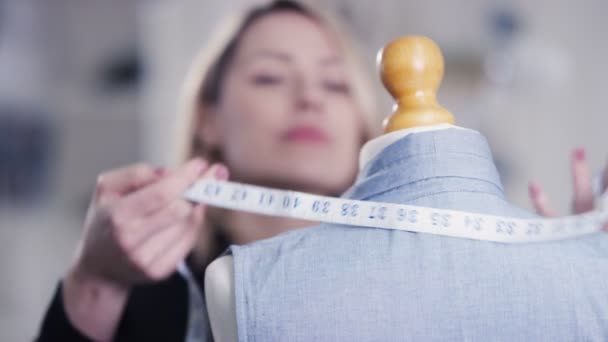 Moda Giyim Manken Üzerine Bakarak Onun Studio Tasarımcısında — Stok video