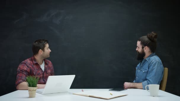 Los Hombres Negocios Casuales Que Trabajan Con Tecnología Mirando Fondo — Vídeos de Stock