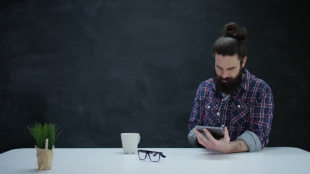Portret Van Glimlachen Hipster Man Computer Tablet Met Schoolbord Achtergrond — Stockvideo