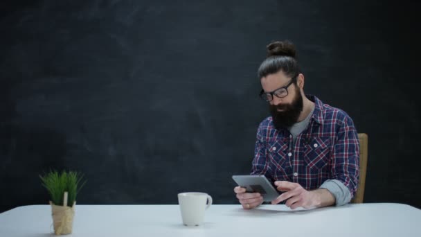 Retrato Del Hombre Hipster Sonriente Usando Tableta Computadora Sobre Fondo — Vídeo de stock