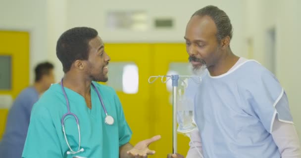 Szczęśliwy Szpital Pacjenta Rozmawiać Przyjazny Lekarz Toczenia Się Uśmiechnąć Kamery — Wideo stockowe