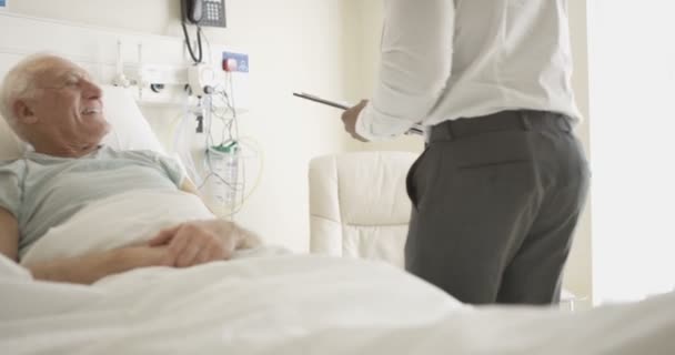 Přátelské Doktor Uklidňující Starší Pacient Jeho Lůžka — Stock video