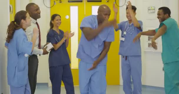 Divertido Equipo Médico Etnia Mixta Bailando Pasillo Del Hospital — Vídeo de stock