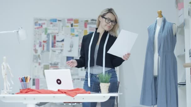 Dressmaker Lavoro Nel Suo Studio Guardando Computer Portatile Lavorando Nuovi — Video Stock
