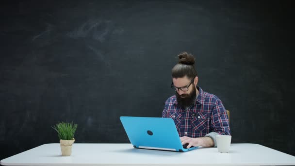 Uomo Che Lavora Laptop Cerca Ispirazione Sullo Sfondo Della Lavagna — Video Stock