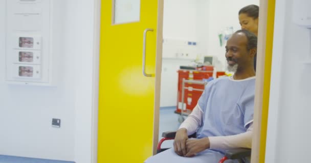 Amistosos Trabajadores Médicos Que Atienden Pacientes Hospital Moderno — Vídeos de Stock