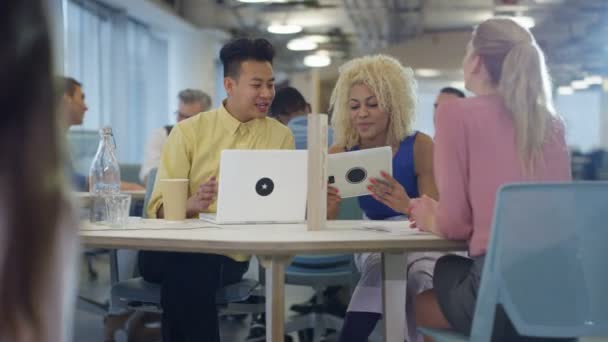 Takım Teknolojisi Ile Çalışan Modern Ofis Fikirleri Tartışmak — Stok video