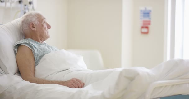 Старшая Пара Больничной Палате Женщина Посещает Больного Мужа Болтает — стоковое видео