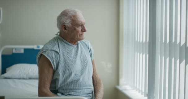 Elderly Man Sitting Bed Hospital Room Getting Visit Friendly Nurse — Stock Video