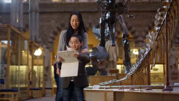 自然历史博物馆的母亲和儿子摆出了用平板电脑自拍的姿势 — 图库视频影像