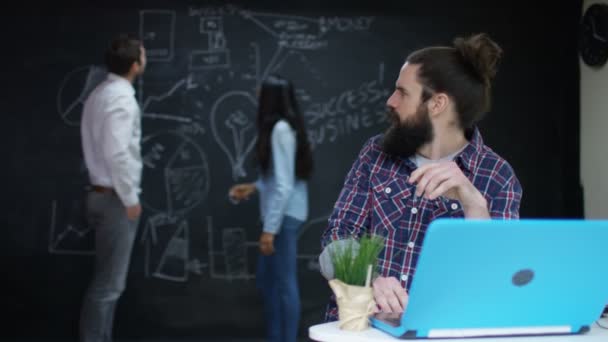 Groupe Jeunes Entrepreneurs Qui Travaillent Réfléchissent Dans Bureau Créatif — Video