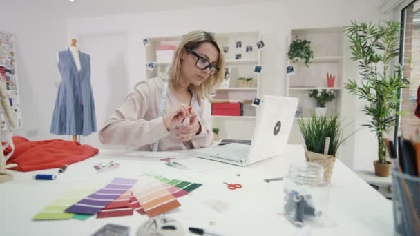 Σχεδιαστής Μόδας Που Εργάζονται Στο Γραφείο Της Στο Δημιουργικό Studio — Αρχείο Βίντεο