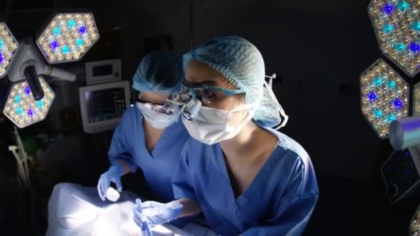 Visão Alto Ângulo Equipe Cirurgiões Operando Paciente Teatro — Vídeo de Stock