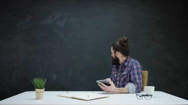 Hipster Man Arbetar Surfplatta Och Tittar Tavlan Bakom För Inspiration — Stockvideo