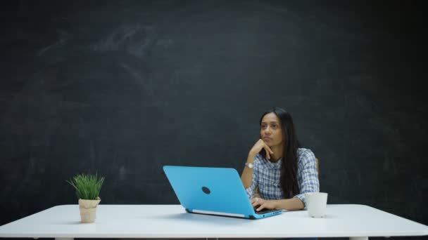 Kvinna Som Arbetar Laptop Söker Inspiration Med Svarta Tavlan Bakgrunden — Stockvideo