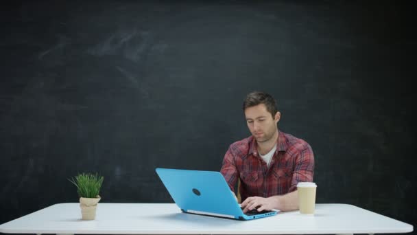 Mann Laptop Und Auf Der Suche Nach Inspiration Vor Tafelhintergrund — Stockvideo